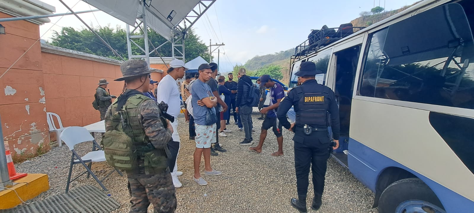 Ejército brinda asistencia a 13 migrantes en Chiquimula