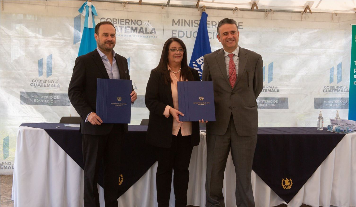 Firman convenio de cooperación para programa de Becas Bicentenario