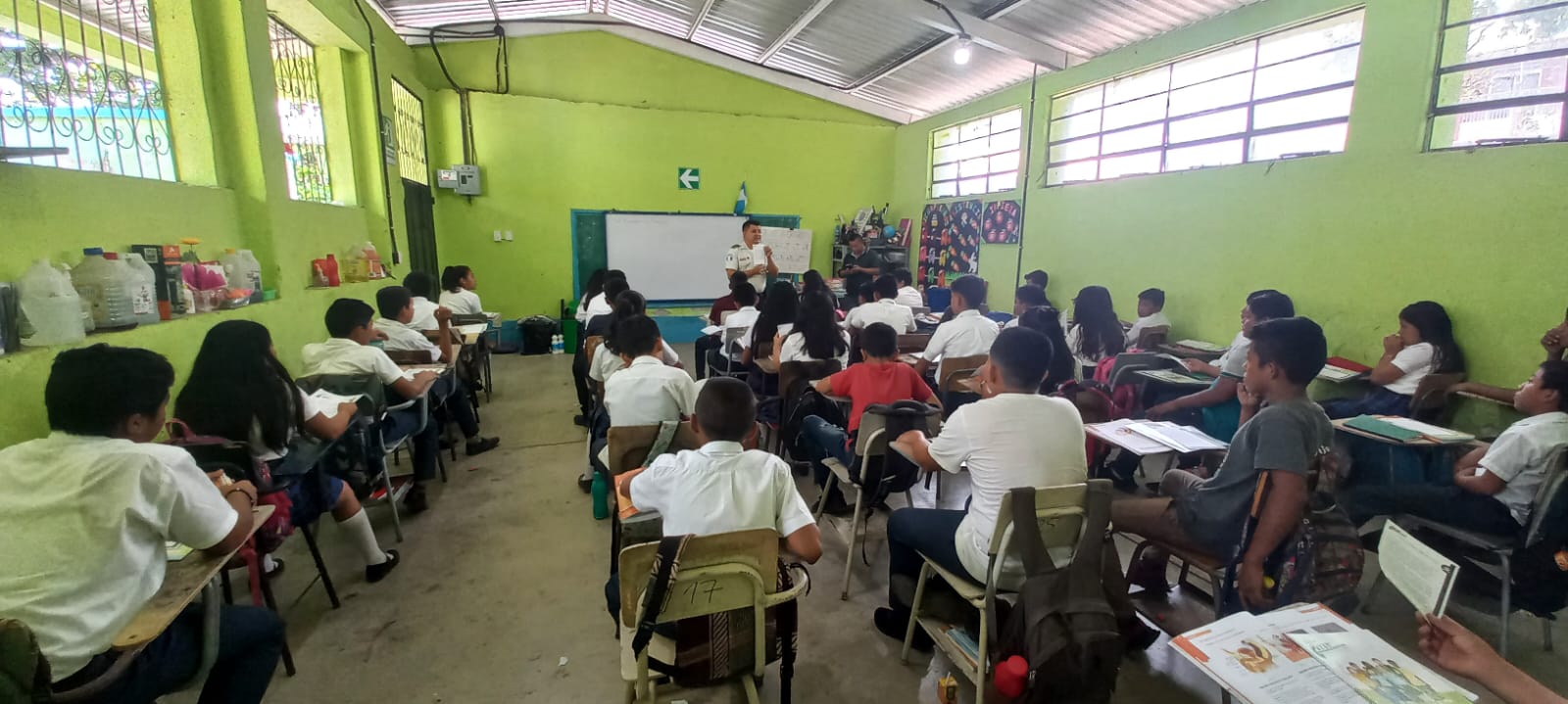 Policía Nacional Civil imparte capacitaciones y talleres a estudiantes en Quetzaltenango y Chiquimula