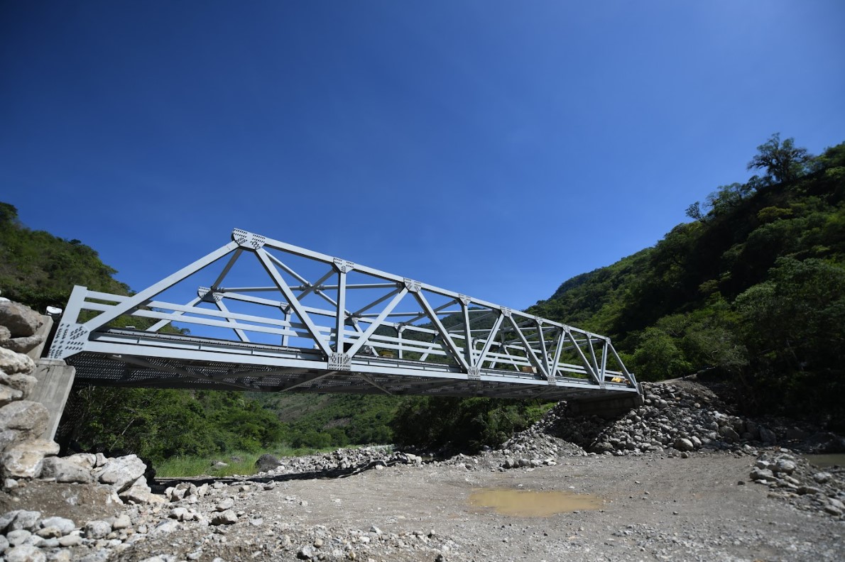 Instalan puente tipo Warren en Chicamán, Quiché que beneficiará a más de 23 mil habitantes. / Foto: Carlos Jacinto.