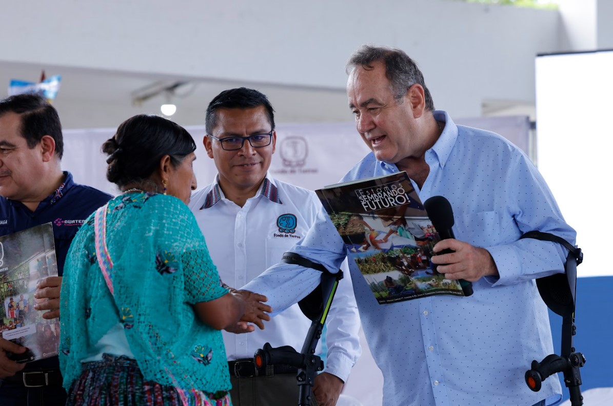 El Presidente de la República hizo entrega de las escrituras.