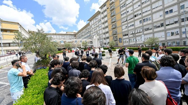 El Papa se sometió a fisioterapia respiratoria y rezó el ángelus en la capilla privada