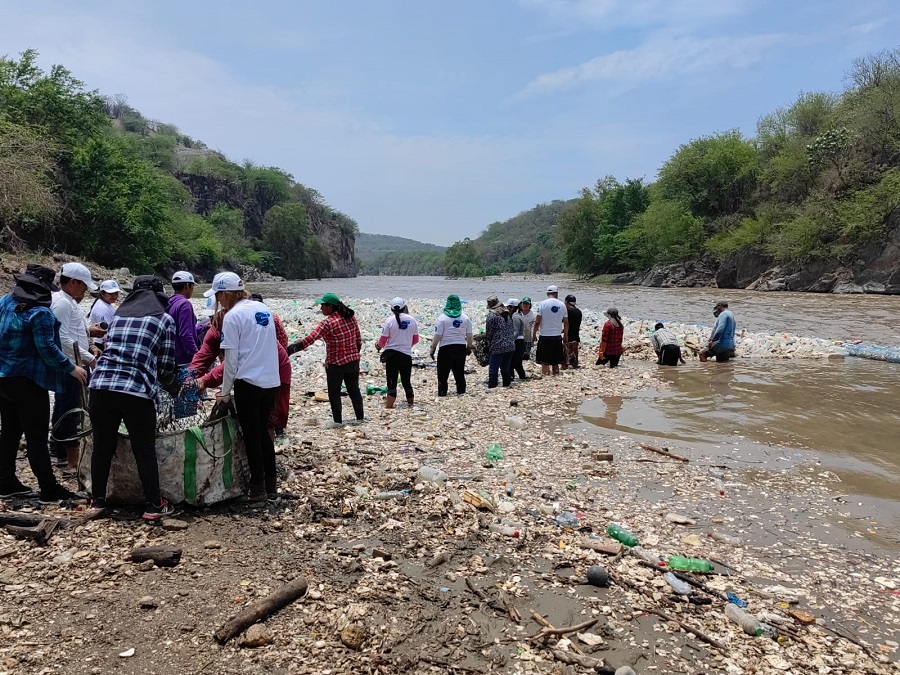 Verifican eficacia de barda de retención de desechos en río Motagua