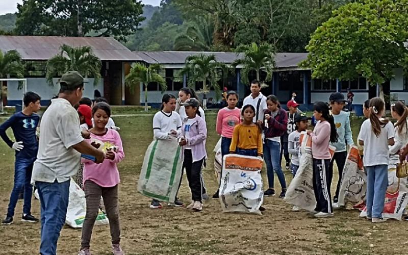 Estudiantes se unen a prevención del dengue en Dolores, Petén