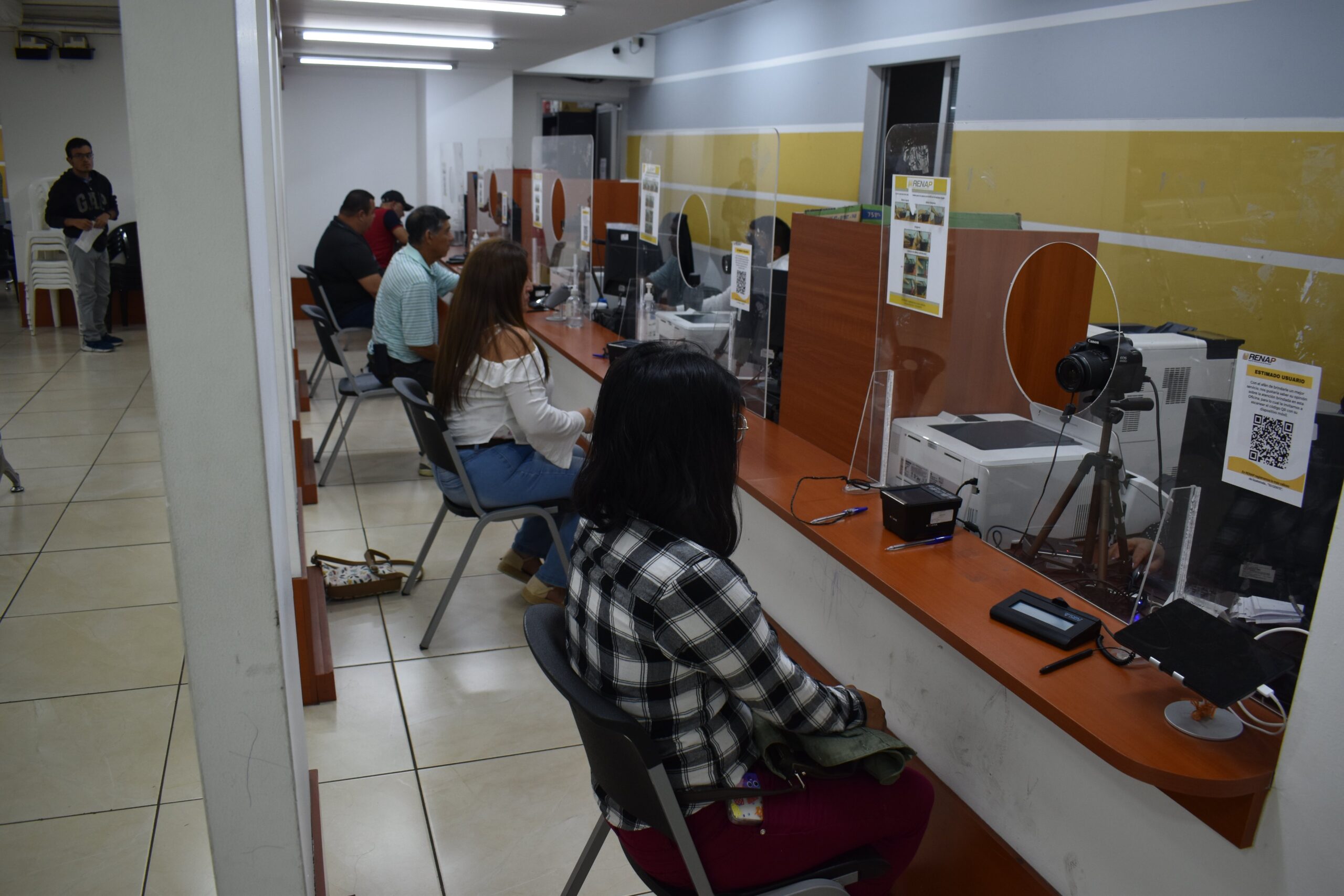 Guatemaltecos asistieron recoger o tramitar su DPI al Renap durante comicios