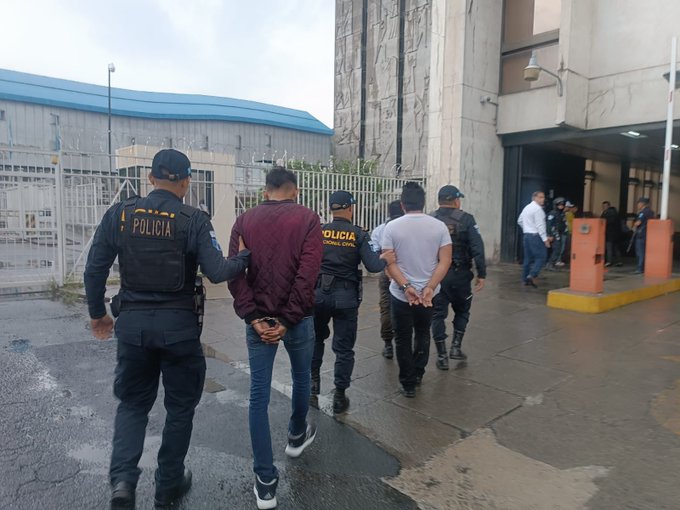 Policía detiene a más de 50 personas por incumplir la ley seca