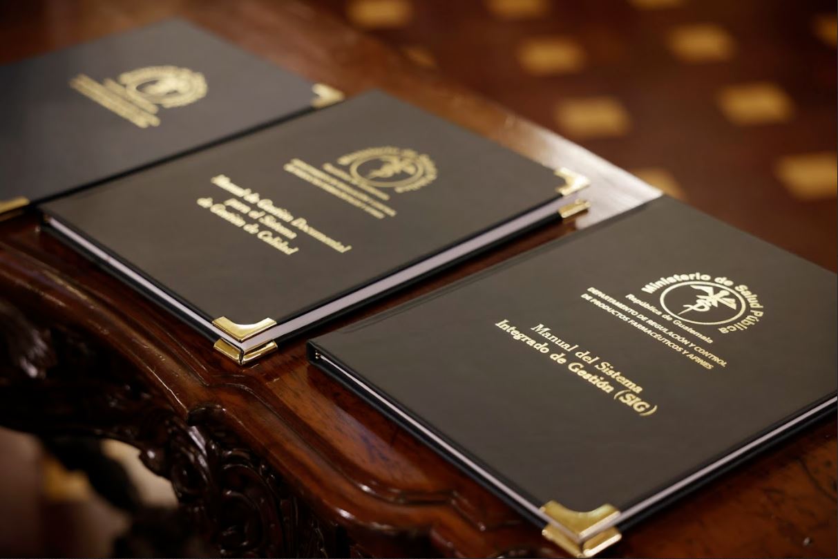 Presentan manuales para el control y regularización de productos farmacéuticos y afines en Guatemala
