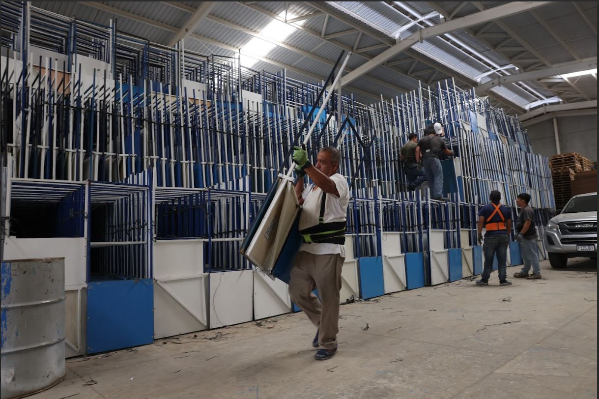 Continúa traslado de mobiliario a centros de votaciones para elecciones generales