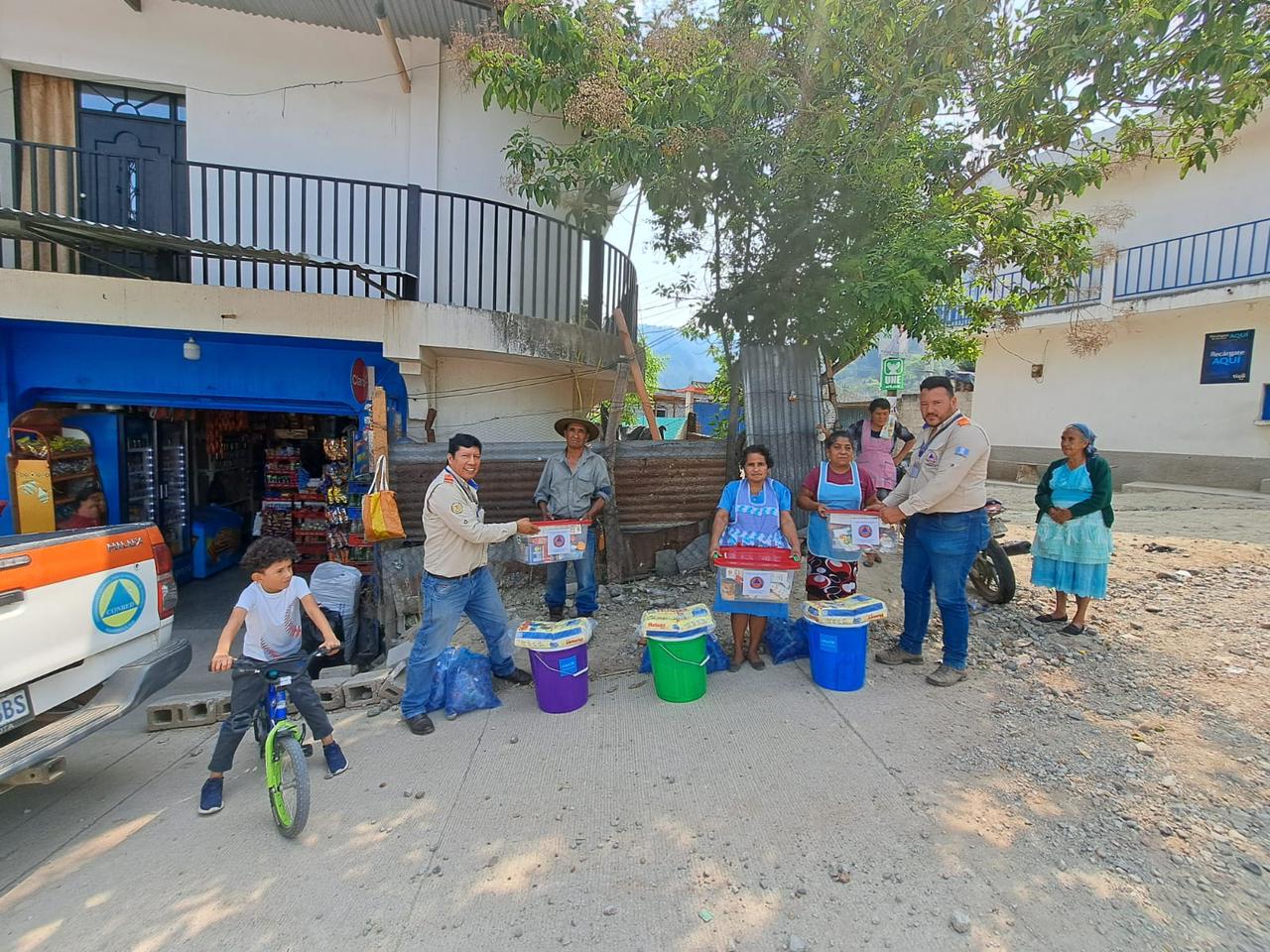 Entregan ayuda humanitaria a pobladores afectados por las lluvias en Jalapa