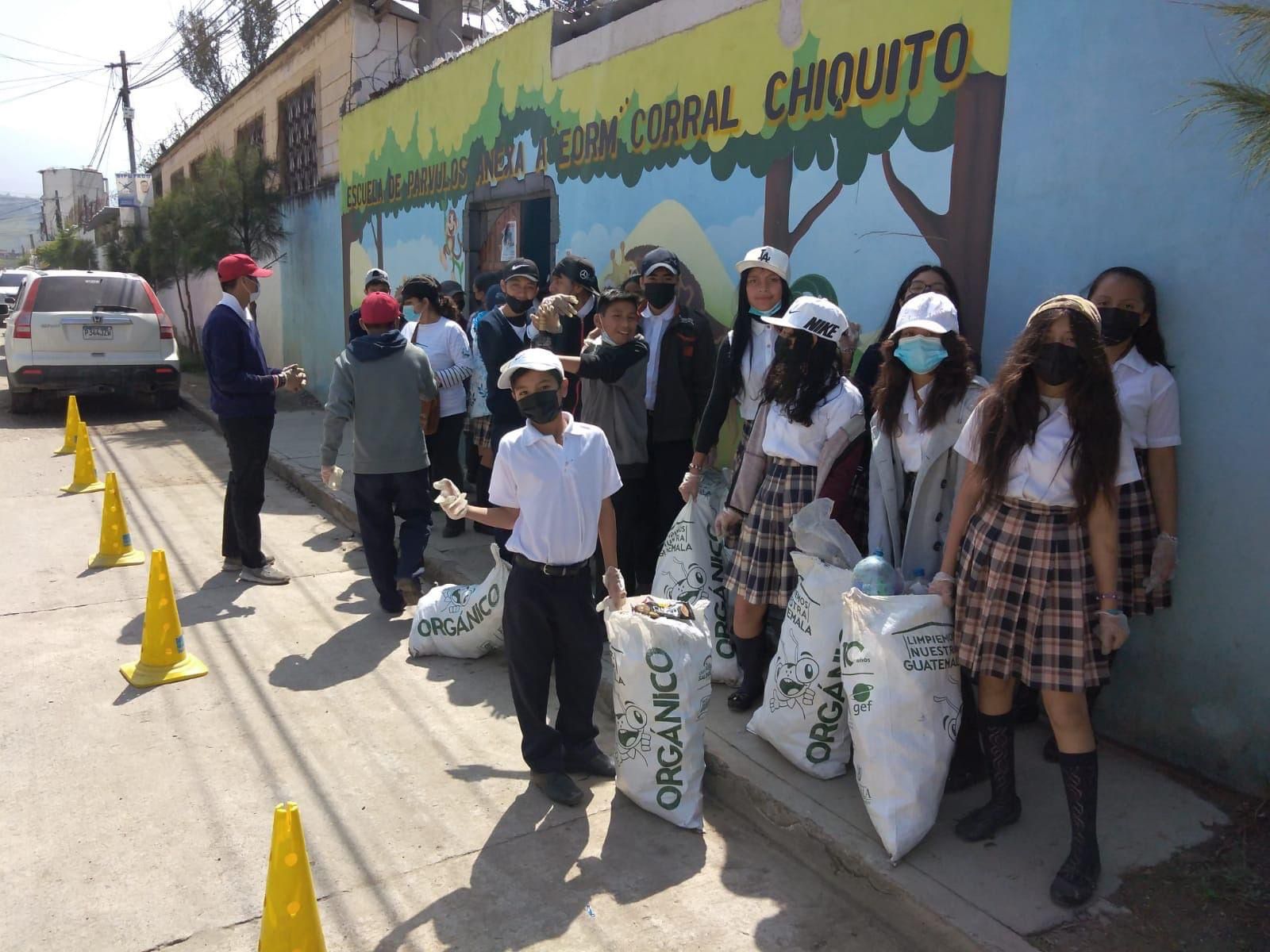 Estudiantes participan en jornada de limpieza en Huehuetenango