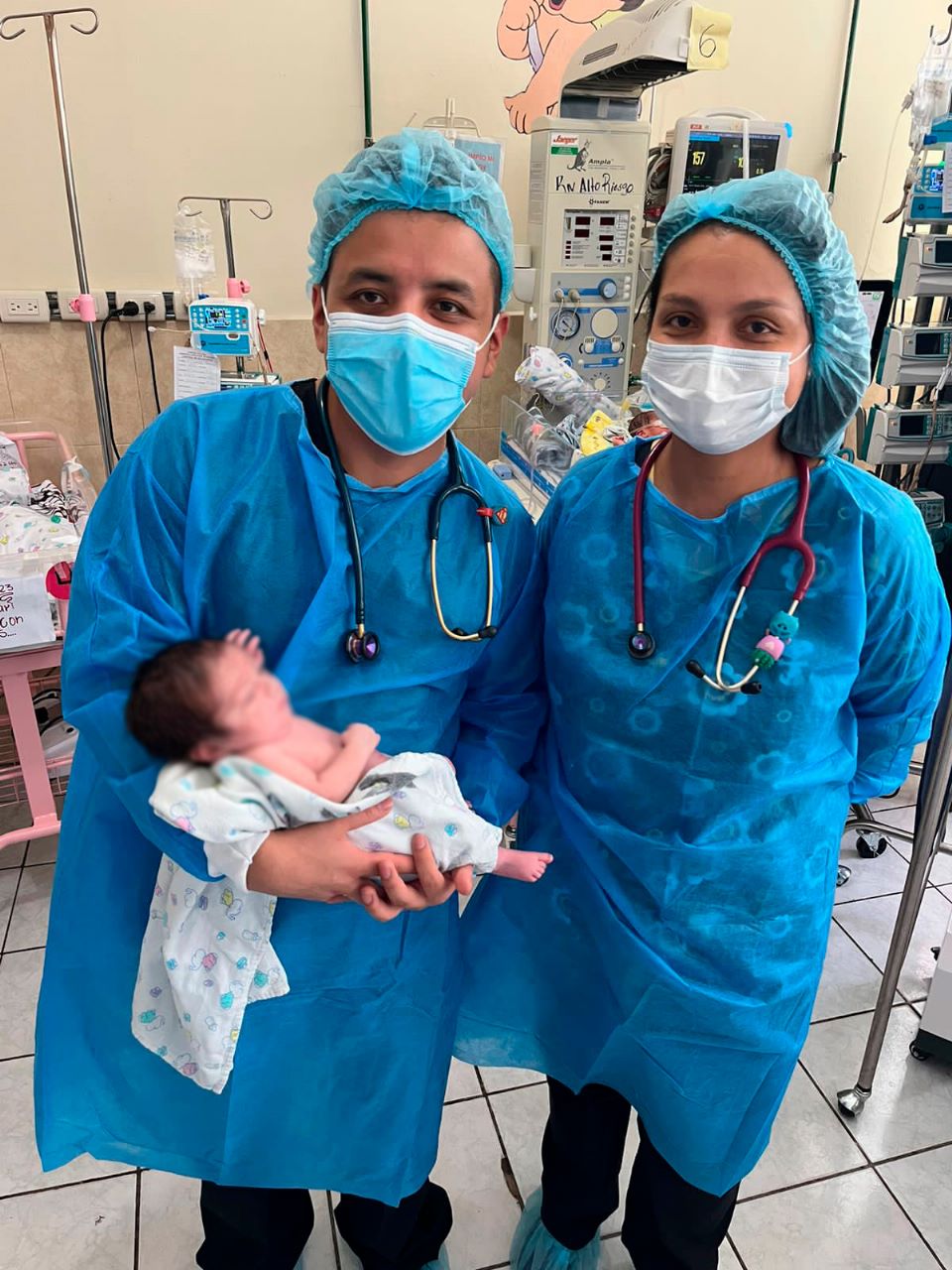 Presentan exitoso caso de cirugía a bebé con gastrosquisis en Jutiapa