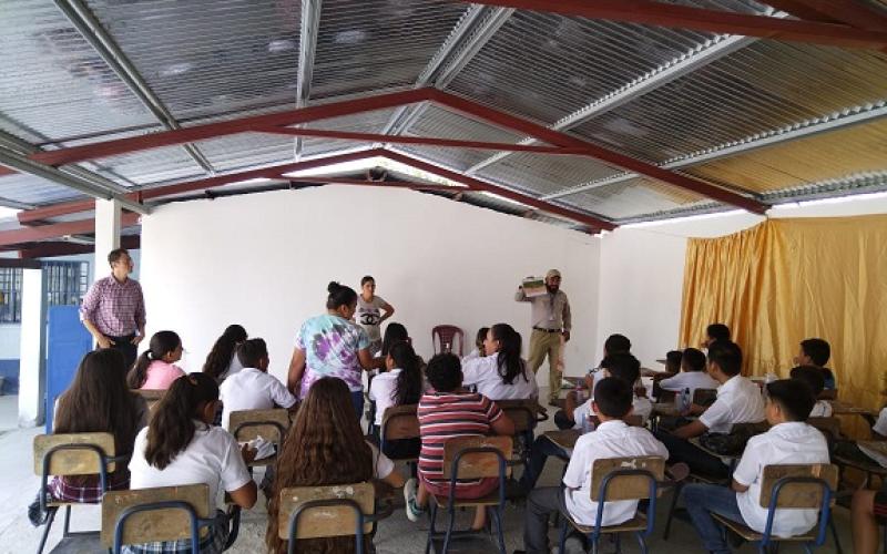 Fortalecen conocimientos de estudiantes en cuanto a la prevención del dengue.