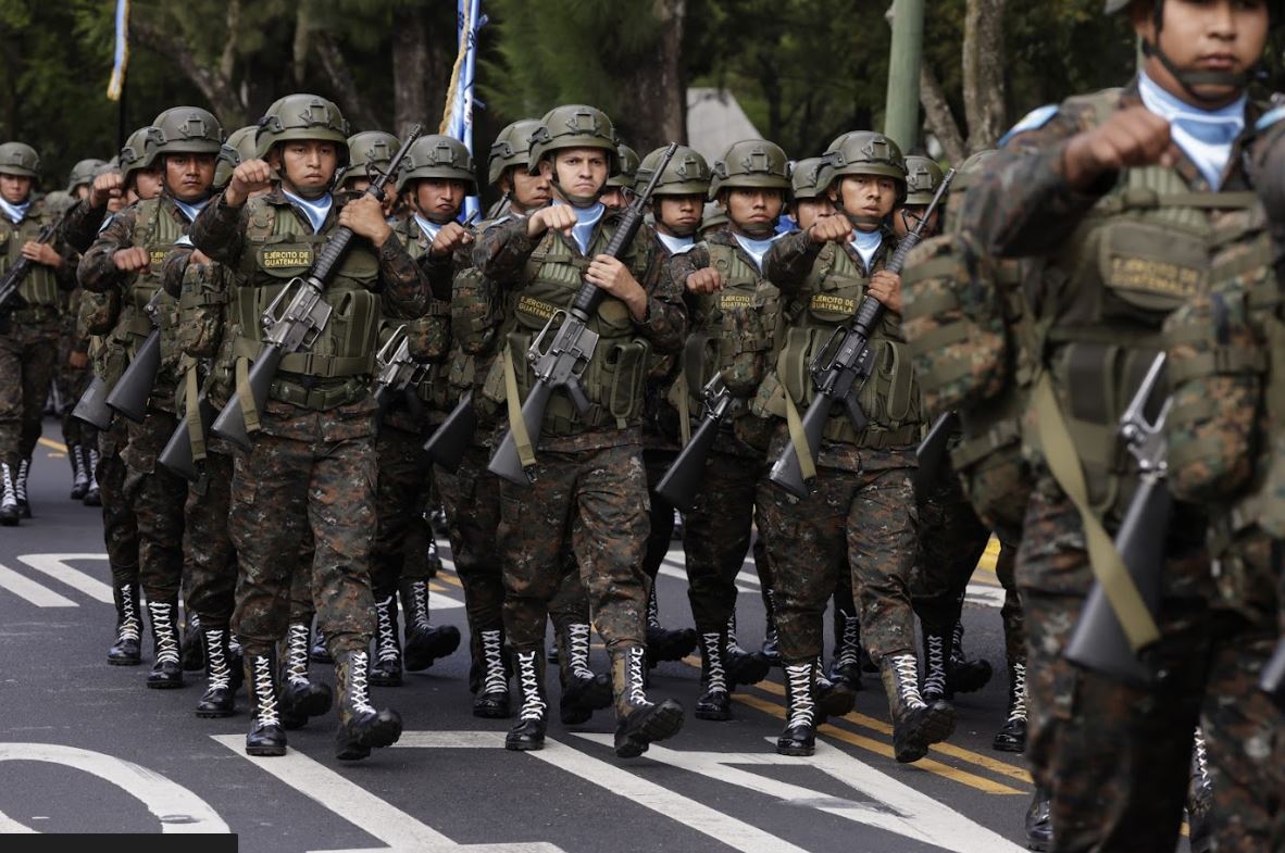 Presidente saluda al Ejército de Guatemala en su 152 Aniversario