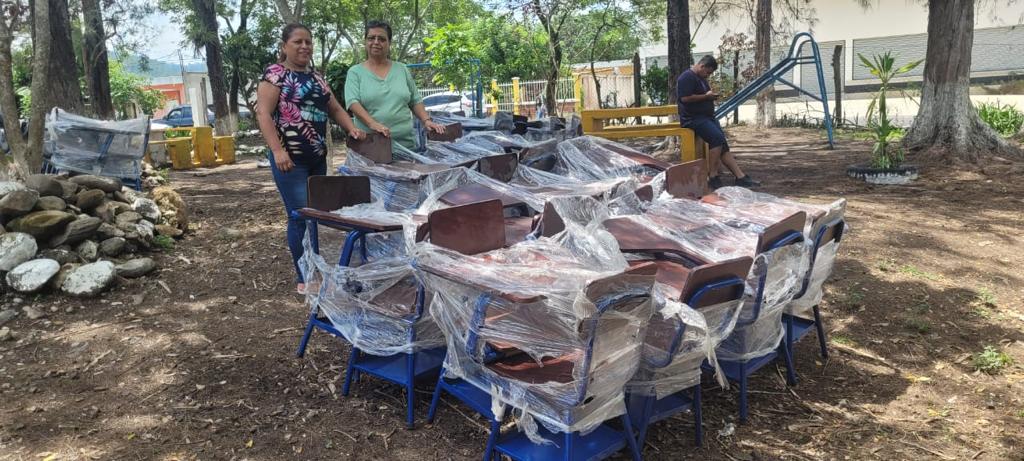 Entregan escritorios para garantizar educación de calidad en Esquipulas