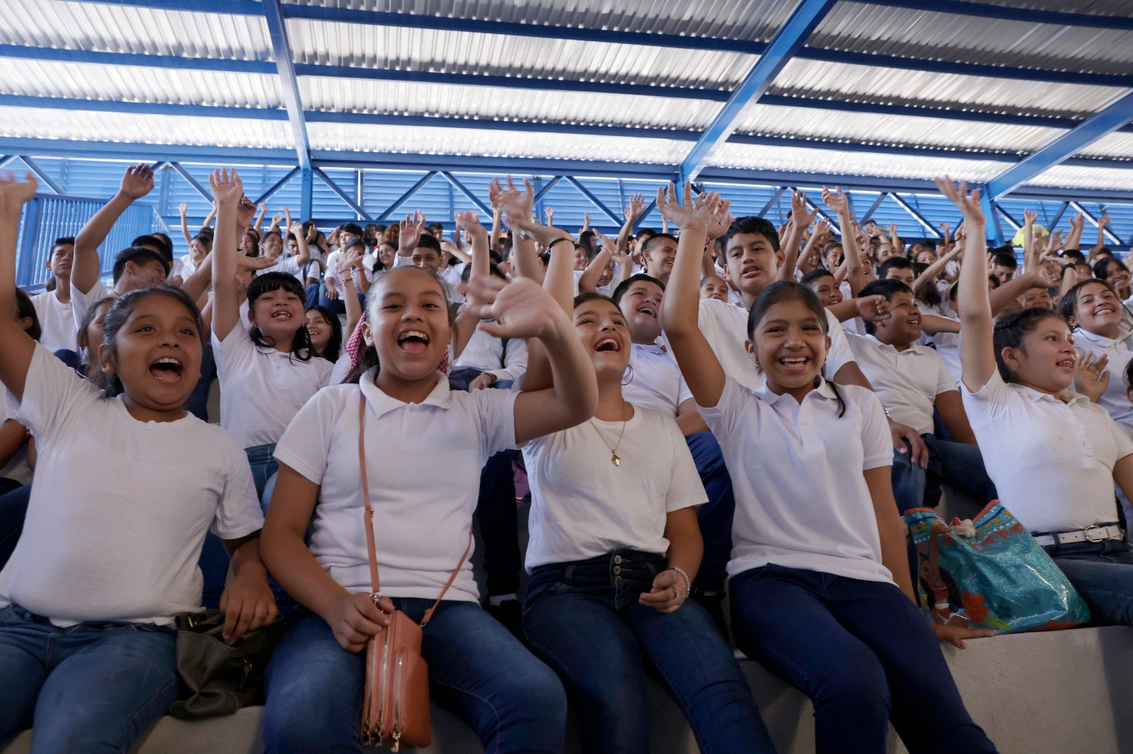 Destacan aumento en la matrícula escolar y reducción en porcentajes de deserción estudiantil