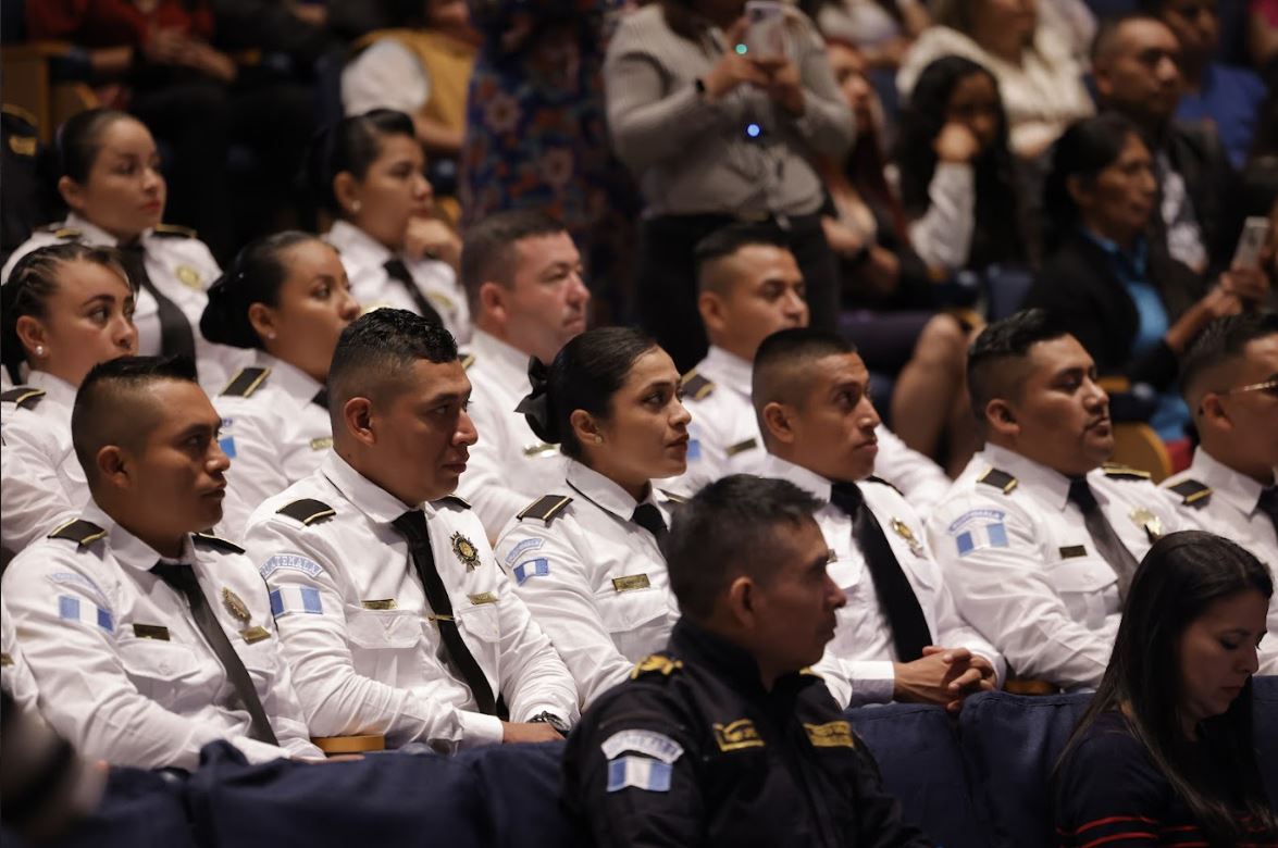 Agentes policiales concluyen curso intermedio de idioma inglés