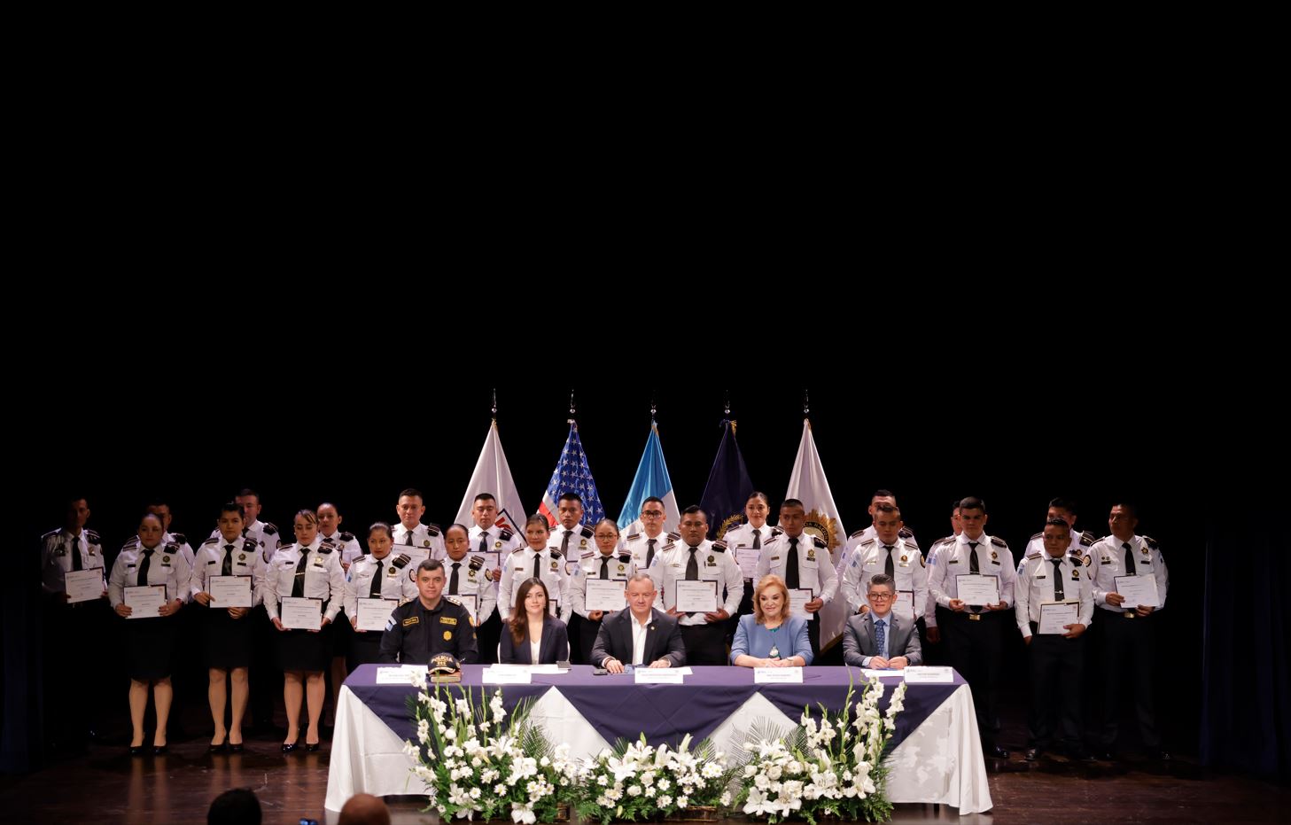 Agentes policiales concluyen curso intermedio de idioma inglés