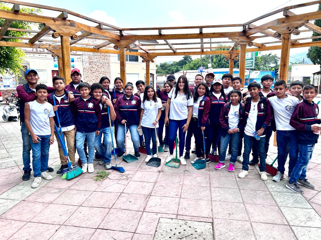 Estudiantes jalapanecos unidos en la campaña Limpiemos Nuestra Guatemala