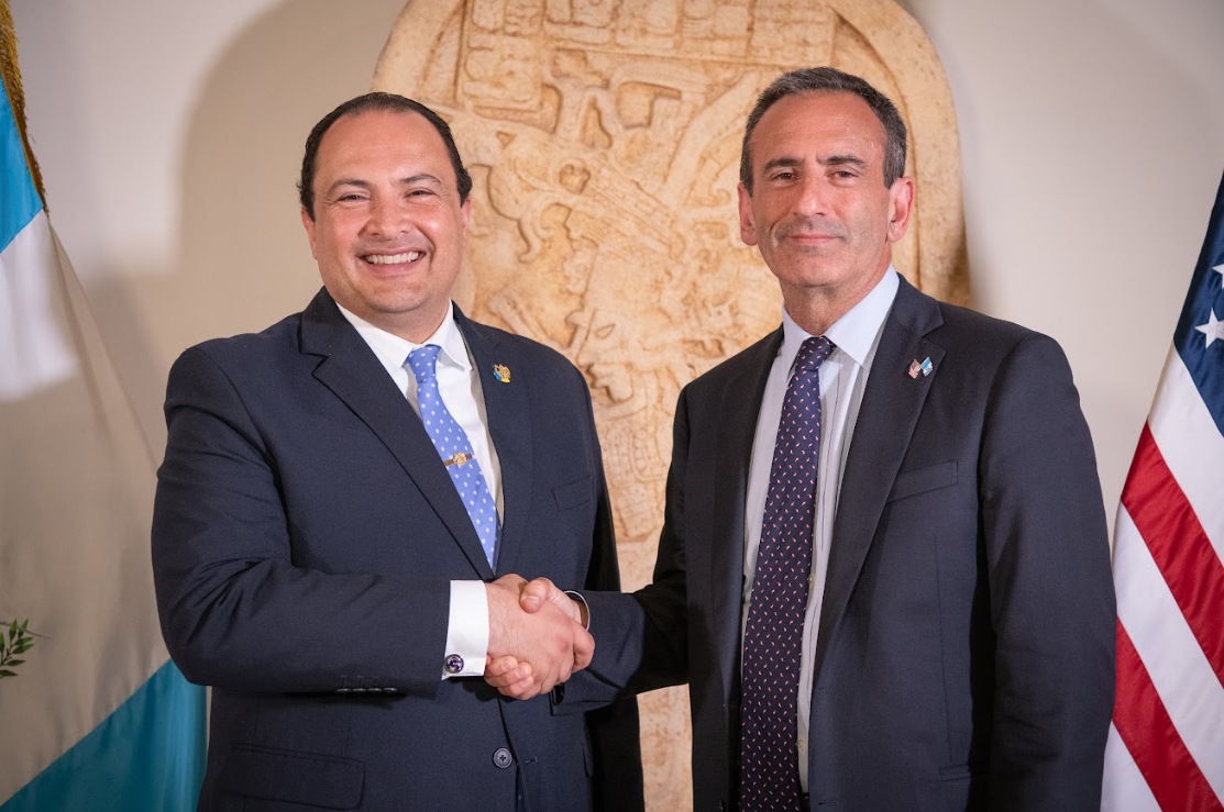 Fotografía oficial de la visita de la comitiva enviada por Estados Unidos.