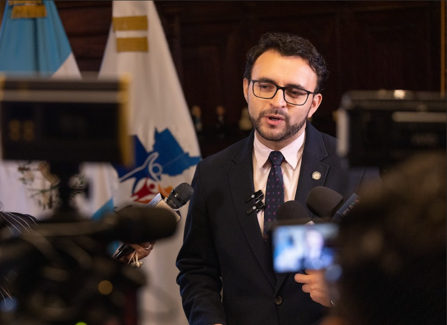 El Secretario de Comunicación Social de la Presidencia dio declaraciones a la prensa.