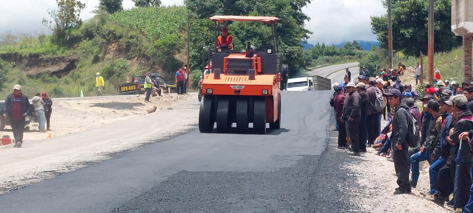 Avanza mejoramiento de tramo carretero en aldea Xejuyup, Nahualá
