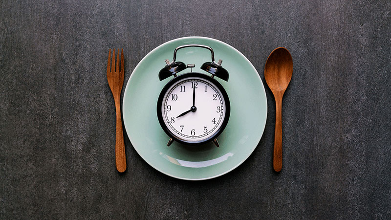¿Es malo comer entre horas? Depende de qué y a qué hora