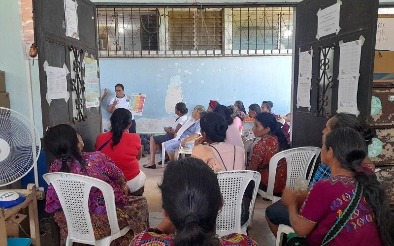 Comadronas de Escuintla se unen para prevenir el dengue