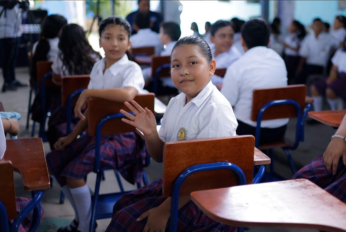 Entregan más de 5 mil escritorios para beneficiar a estudiantes de Izabal