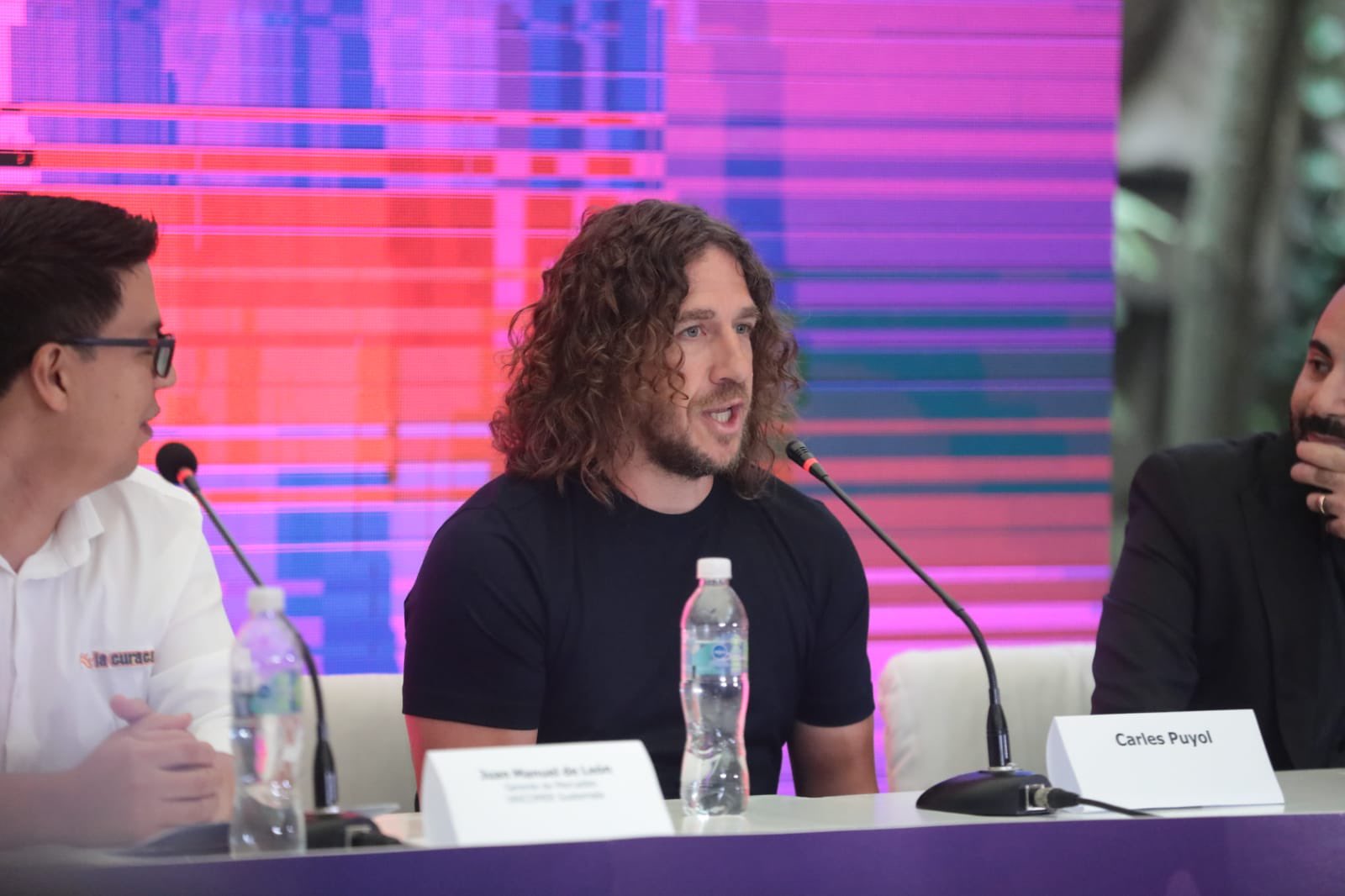 Carles Puyol envía un gran mensaje a la juventud en su visita a Guatemala