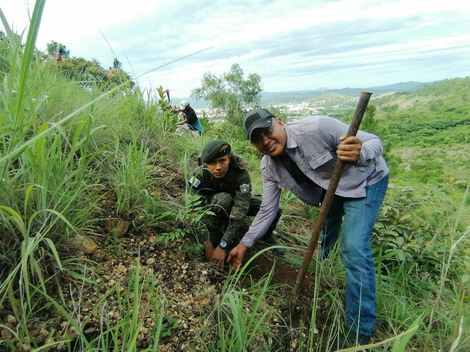 El Ejército de Guatemala promueve actividades de reforestación en distintos departamentos del país.