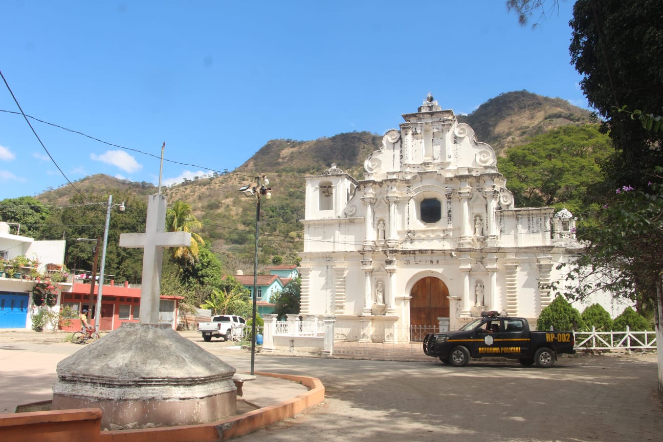 Firma de convenio permitirá mejorar camino rural en aldea Santa Elena, Chiquimula