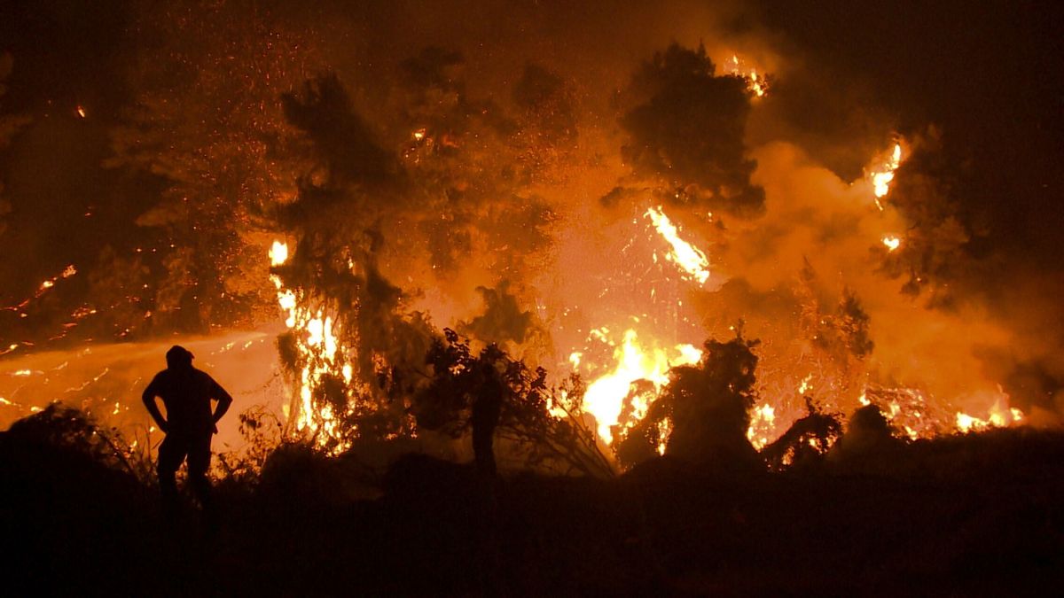 Bomberos luchan contra incendios en Grecia, en medio de calor extremo