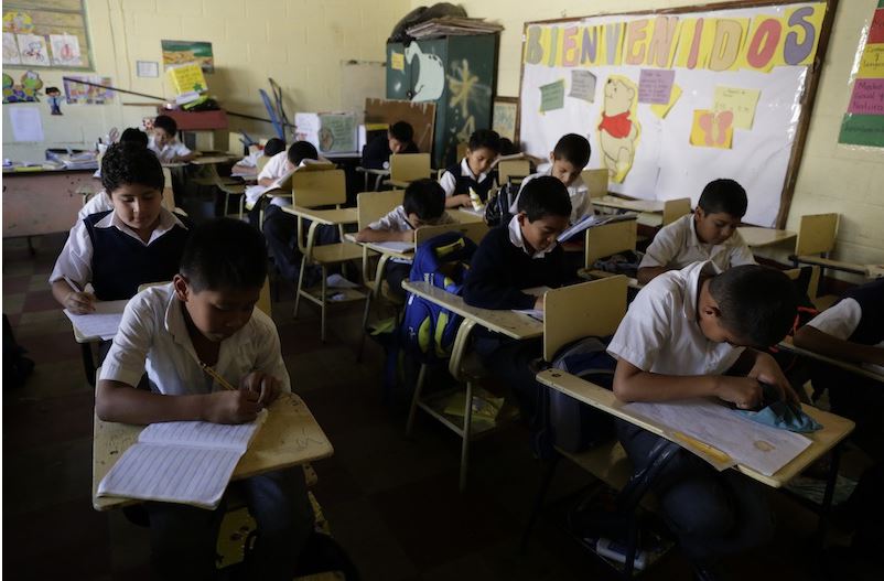 Gobierno informa sobre reducción de la deserción escolar