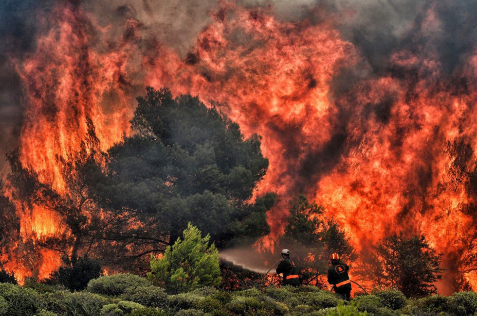 Se reaviva uno de los grandes incendios a las afueras de Atenas