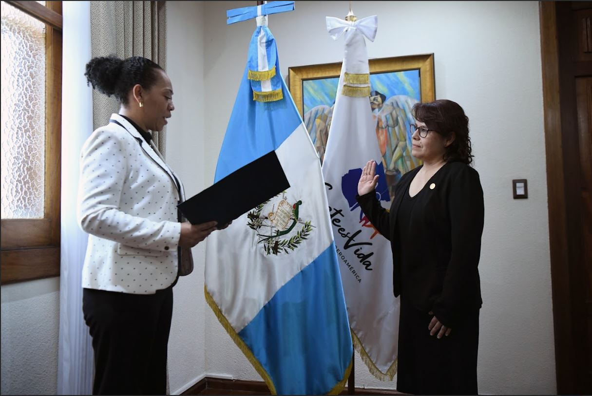 Juramentan a nueva ministra de Economía