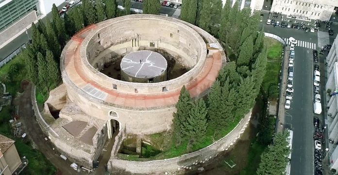 Una cabeza de mármol aparece “íntegra” en unas obras de Roma