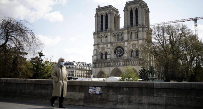 Llegan a Notre Dame de París vigas de madera para reconstrucción de la catedral