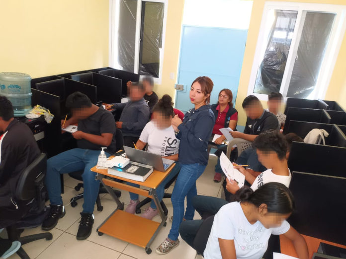 Adolescentes reciben diplomado en educación sexual sana. / Foto: SBS.