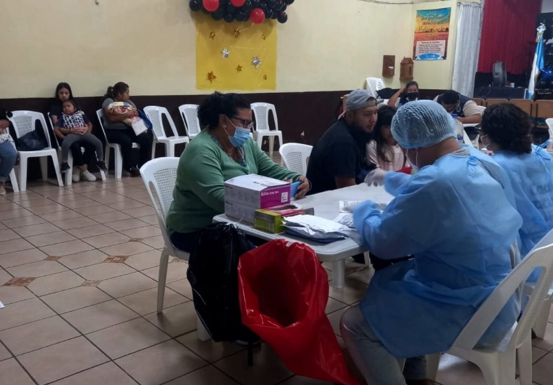 Guatemaltecos reciben atención de calidad en jornadas médicas