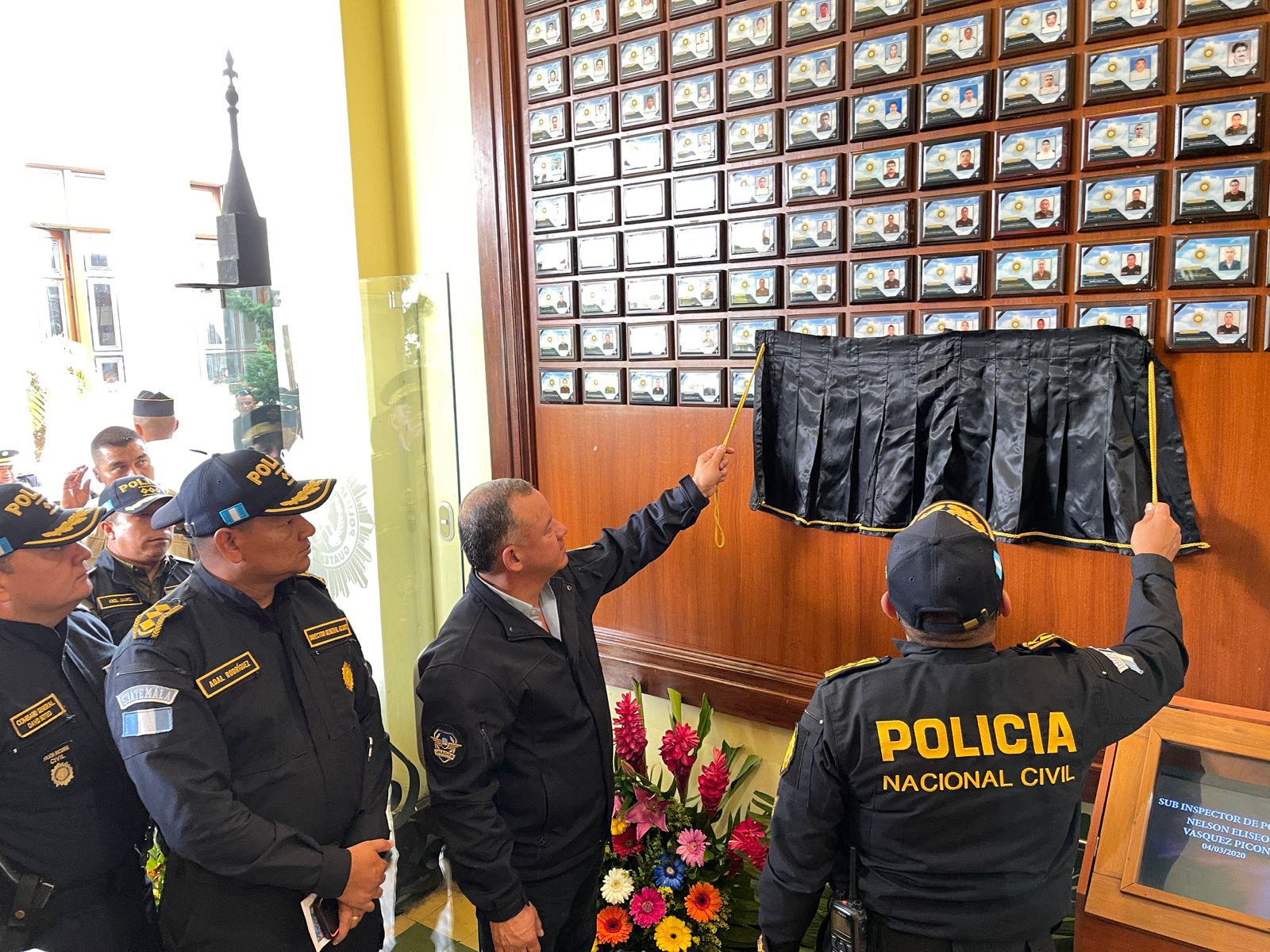 Mingob honra a los agentes que dieron su vida en cumplimiento al deber
