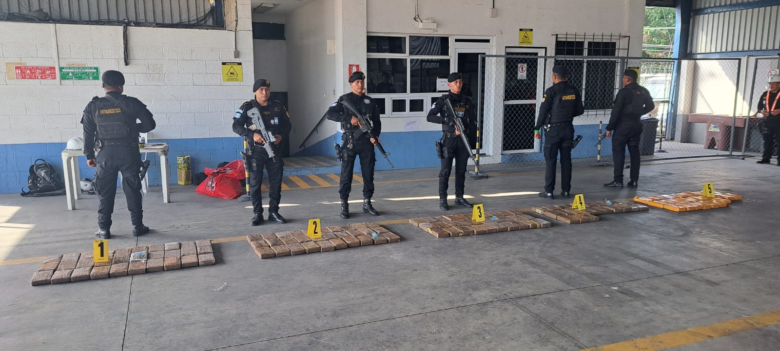 Mingob localiza 140 paquetes de cocaína en un contenedor