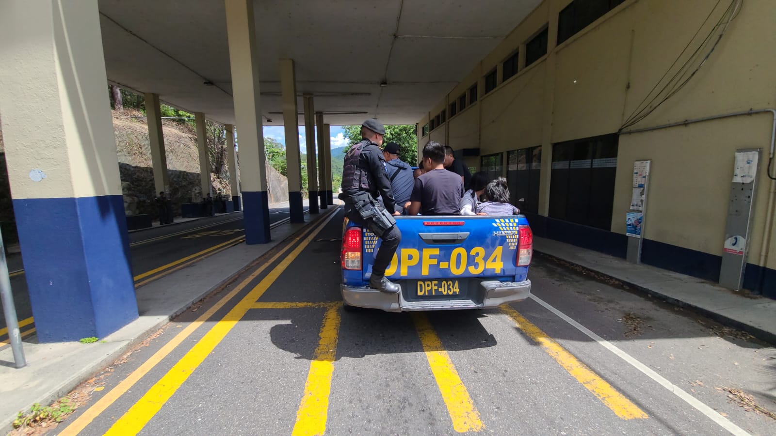 Policía Nacional Civil asiste a 105 personas de distintas nacionalidades