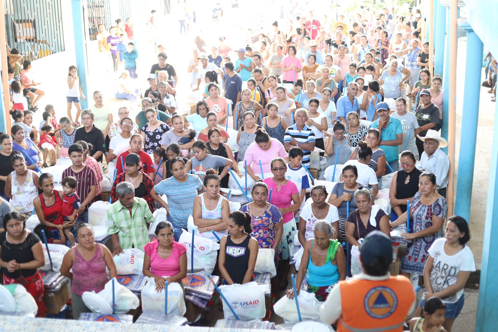 Entregan ayuda humanitaria a pobladores afectados por lluvias en Izabal
