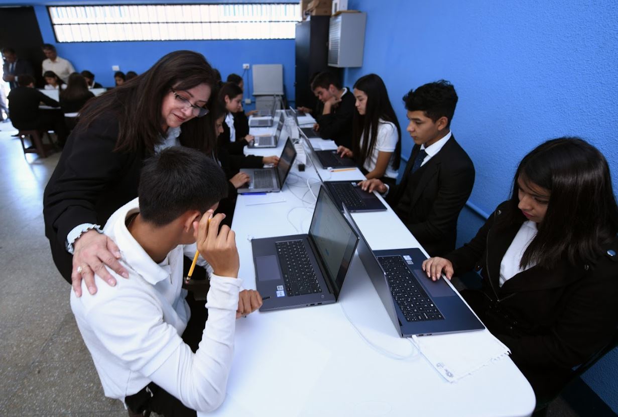 Autoridades de Educación evalúan conocimientos de graduandos