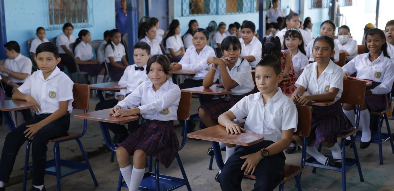 Entregas de mobiliario escolar refuerzan proceso educativo