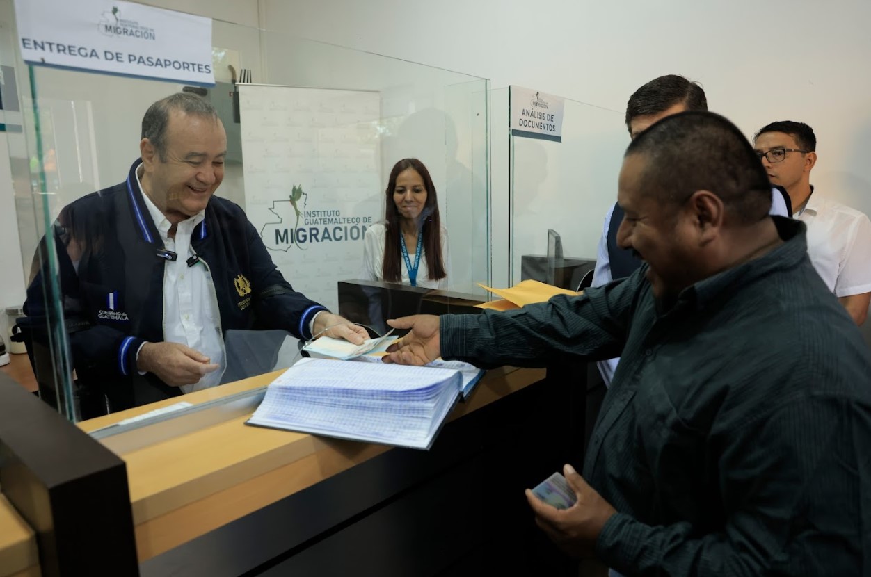 El presidente hizo entrega del primer pasaporte en las nuevas instalaciones de Zacapa. / Foto: Gilber García.