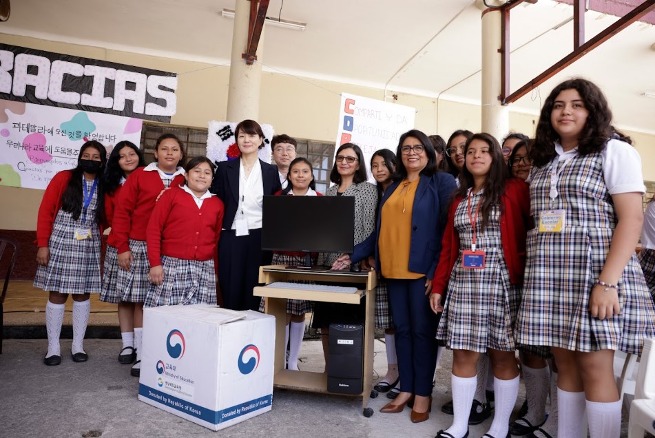 Entregan computadoras al Instituto de Educación Básica María Luisa Samayoa Lanuza
