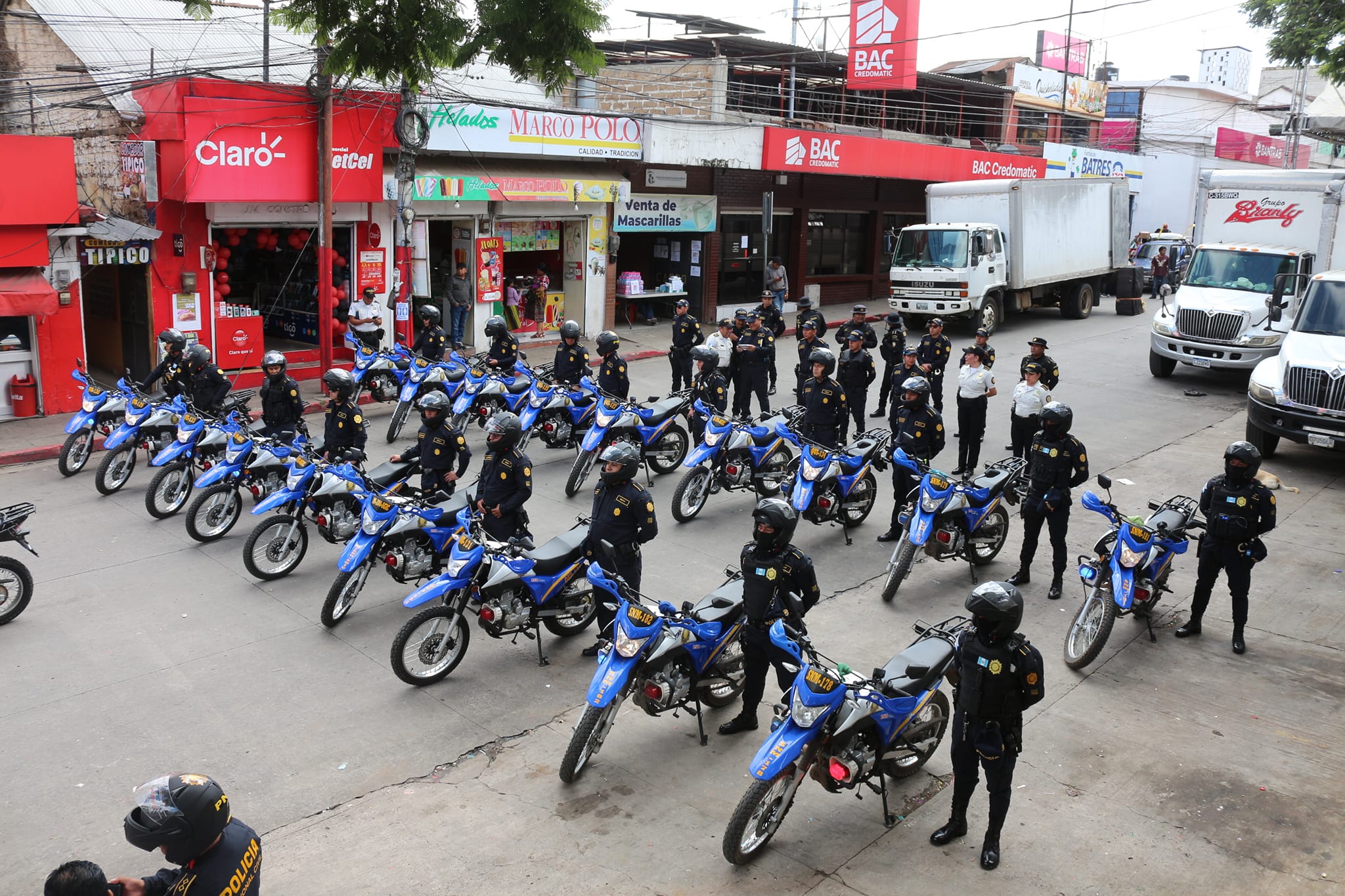 Mingob continúa la entrega de motocicletas en Quiché