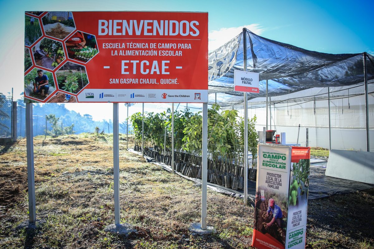 Entregan dos nuevas escuelas técnicas de campo para alimentación escolar en Quiché