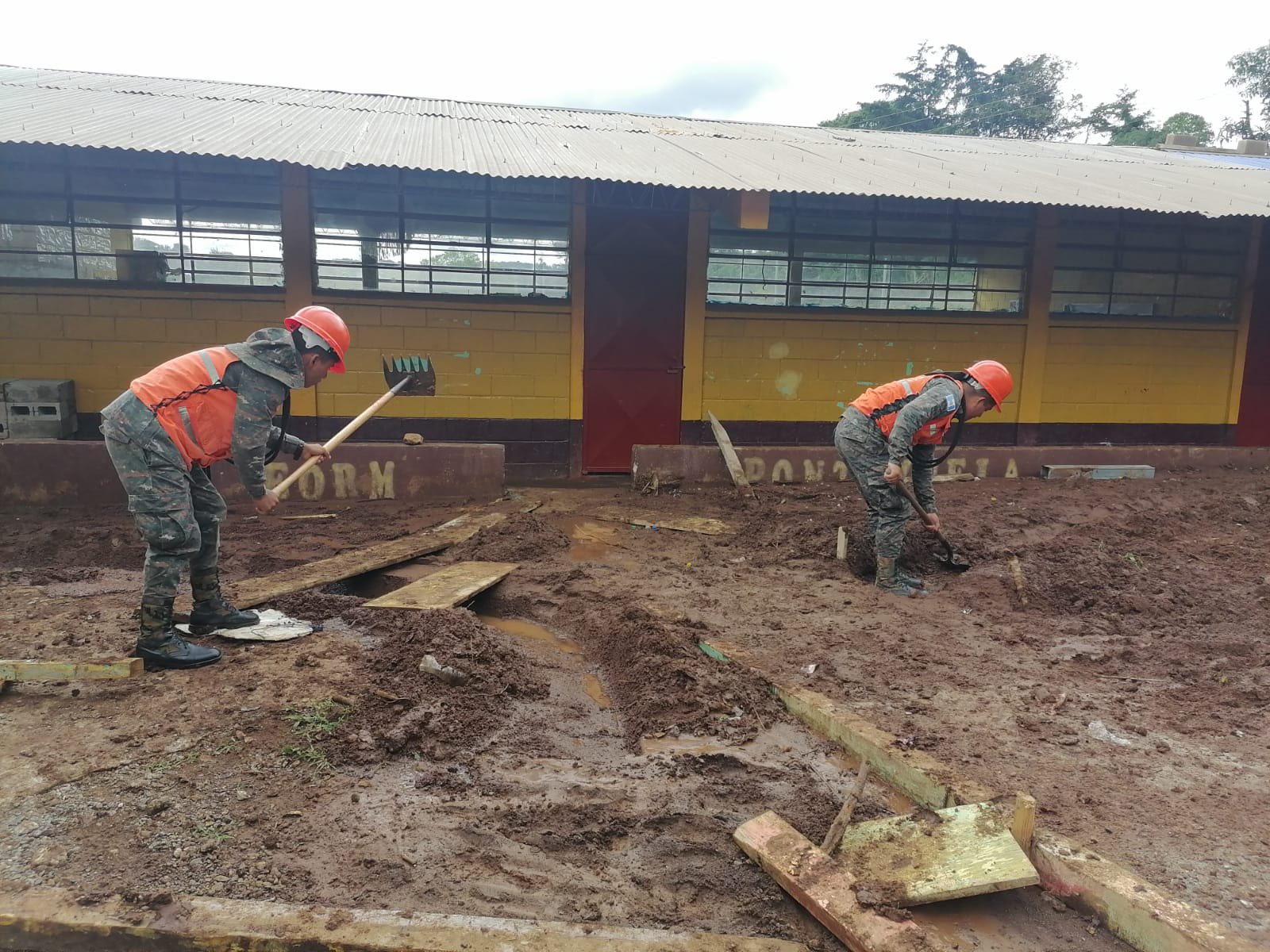 Apoyo del Ejército en la Escuela Pontezuela, Cantón Marías Montañas, en Jutiapa. / Foto: Ejército de Guatemala.